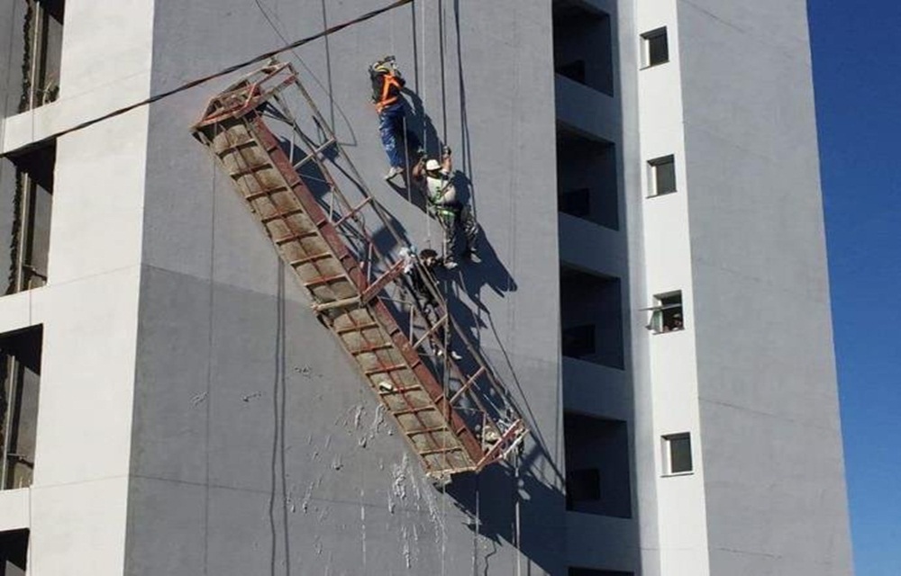 Ir para  <p>A queda do andaime de uma obra em um pr&eacute;dio deixou tr&ecirc;s trabalhadores da constru&ccedil;&atilde;o civil pendurados somente por equipamentos de seguran&ccedil;a no bairro Tr&ecirc;s Vendas, em Erechim,...
